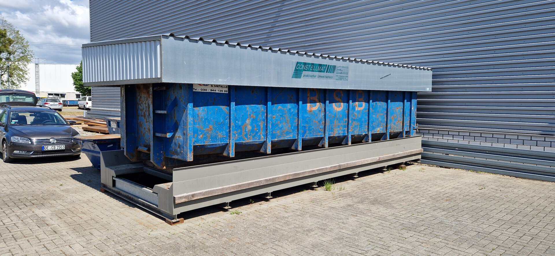CONSTELLMAT ABNWQ 240 – die überdachte Stellplatzlösung für Abrollcontainer mit integriertem Auffangwannensystem.
