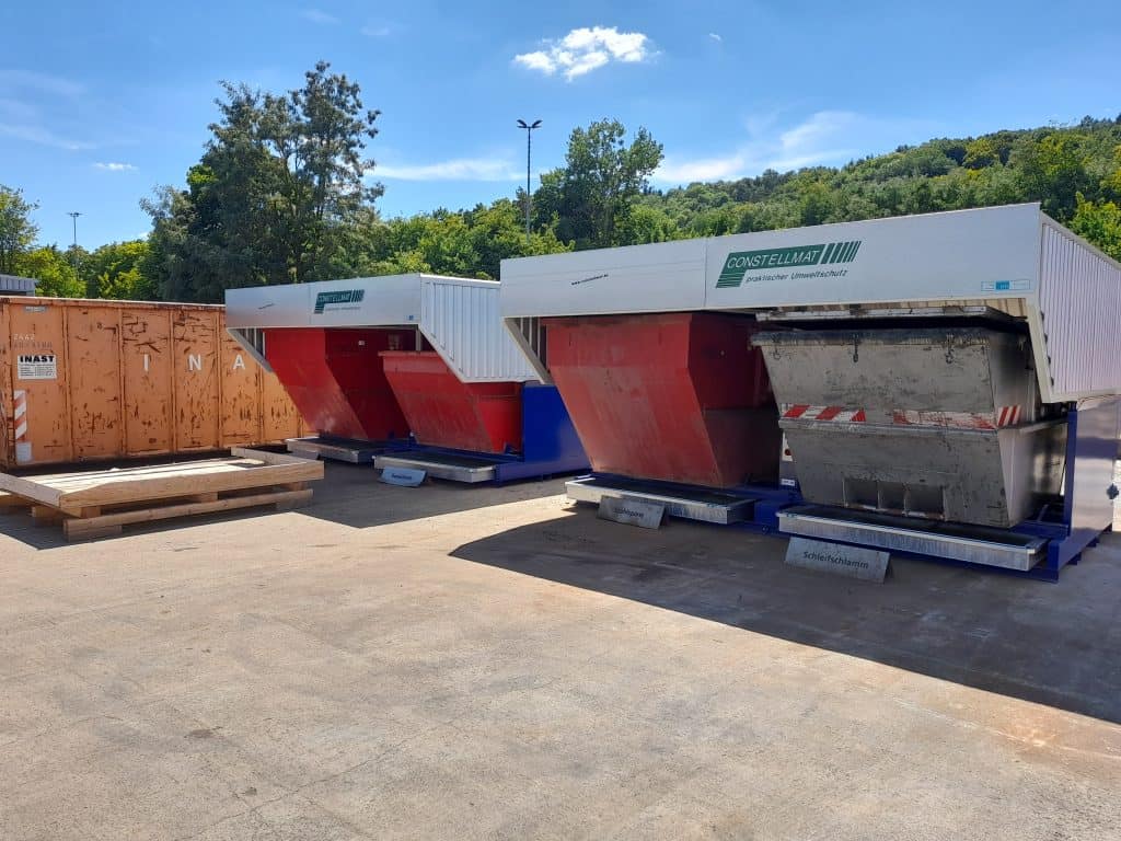 Containerüberdachung - Umweltfreundliche Stellplatzlösungen 1 Merkmale
CONSTELLMAT GmbH
CONSTELLMAT Containerstellplätze
CONSTELLMAT Containerlösungen
CONSTELLMAT Entsorgungssysteme
CONSTELLMAT Spänecontainer
Produkte & Stellplätze
Containerstellplatz
Containerstellplätze
Industriecontainerstellplatz
Gewerbecontainerstellplatz
Spänecontainer lagern
Abfallcontainer lagern
Entsorgungscontainer Stellplatz
Containerüberdachung
Containerplatz mobil
Containerplatz flexibel
Technische Merkmale
Leistungsstarker Hauptantrieb
Robustes einteiliges Haubendach
Verzinktes Auffangwannensystem
Doppeltes Auffangwannensystem
Unbelastetes Auffangwannensystem
Langlebiger Containerstellplatz
Lackierung nach Kundenwunsch
Einfach zu beschicken
Schneller Containerwechsel
Anschluss 16 A 400 V
Staplertaschen für Gabelstapler
Flexible Mobilität