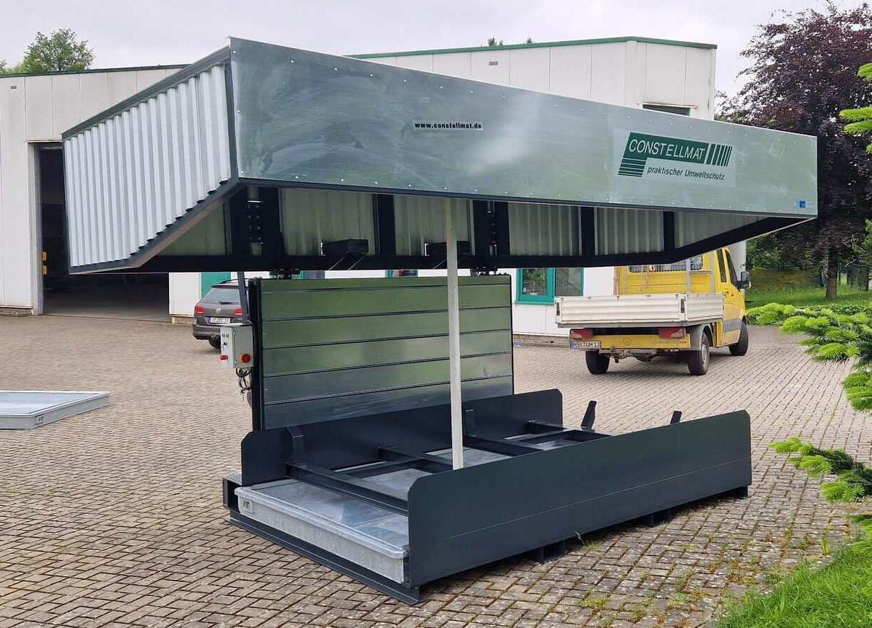Kompakter Containerstellplatz im Innenhof bei ANDRITZ Küsters 4 Containerstellplatz CONSTELLMAT vom Typ NCQ 100 HS
