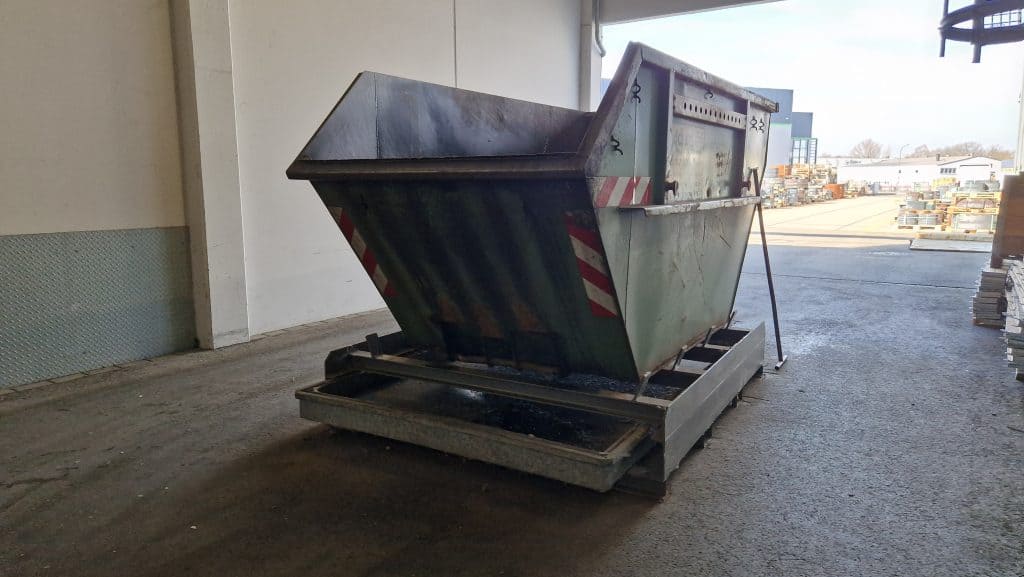 Muldencontainer für wassergefährdende Stoffe 3 Containerstellplatz - Containerstellplätze - Metallspäne Lagerung Metallspäne - Vordach- oder Hallenlagerung von Spänecontainern - umweltsichere Spänelagerung - Muldencontainer für wassergefährdende Stoffe