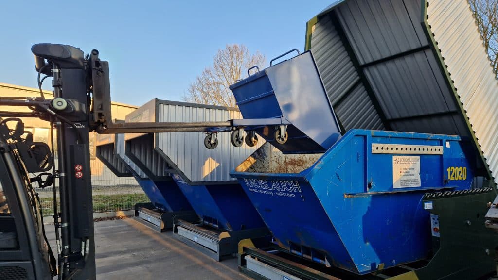 Containerstellplätze, CONSTELLMAT, Containerabdeckung, Containerüberdachung, Muldenabdeckung, Muldenüberdachung, Abrollcontainer Überdachung, Absetzcontainer Überdachung, Containerstellplatz System, modulare Containerstellplätze, überdachte Containerplätze, Wetterschutz Container, Einhausung Container, Container Einhausungssystem, Recyclinghof Überdachung, Wertstoffhof Containerlösung, Entsorgungsplatz Überdachung, Industrie Containerstellplätze, gewerbliche Containerlösungen, Abfallcontainer Schutzsystem, Container Wetterschutzsystem, Müllcontainer Überdachung, Müllplatz Überdachung, Abfallplatz Einhausung, Außenlager Containerüberdachung, Logistik Containerstellflächen, Container Stellplatz Überdachungssystem, nachhaltige Containerlösungen, robuste Containerüberdachung, verzinkte Stahlkonstruktion Container, individuelle Containerstellplätze, flexible Containerüberdachung, modulare Überdachungssysteme, Containerhandling optimieren, Entsorgungslogistik Lösungen