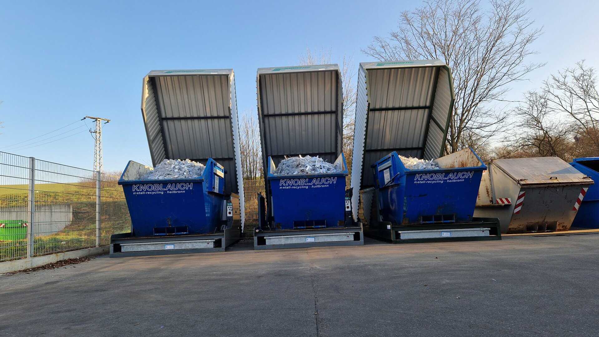 Containerstellplätze, CONSTELLMAT, Containerabdeckung, Containerüberdachung, Muldenabdeckung, Muldenüberdachung, Abrollcontainer Überdachung, Absetzcontainer Überdachung, Containerstellplatz System, modulare Containerstellplätze, überdachte Containerplätze, Wetterschutz Container, Einhausung Container, Container Einhausungssystem, Recyclinghof Überdachung, Wertstoffhof Containerlösung, Entsorgungsplatz Überdachung, Industrie Containerstellplätze, gewerbliche Containerlösungen, Abfallcontainer Schutzsystem, Container Wetterschutzsystem, Müllcontainer Überdachung, Müllplatz Überdachung, Abfallplatz Einhausung, Außenlager Containerüberdachung, Logistik Containerstellflächen, Container Stellplatz Überdachungssystem, nachhaltige Containerlösungen, robuste Containerüberdachung, verzinkte Stahlkonstruktion Container, individuelle Containerstellplätze, flexible Containerüberdachung, modulare Überdachungssysteme, Containerhandling optimieren, Entsorgungslogistik Lösungen