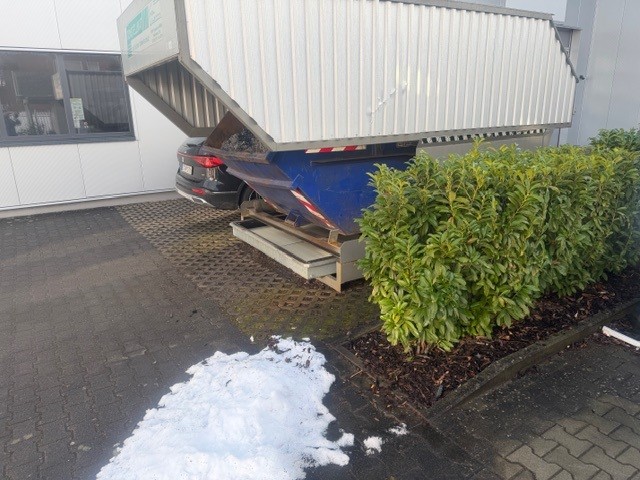 Entsorgung bei der Zerspanungstechnologie Poggengerd GmbH 3 Containerstellplaetze CONSTELLMAT NCL 100 HS 150