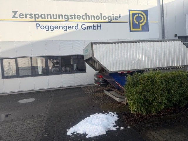 Entsorgung bei der Zerspanungstechnologie Poggengerd GmbH 2 Containerstellplatz CONSTELLMAT 1002 2