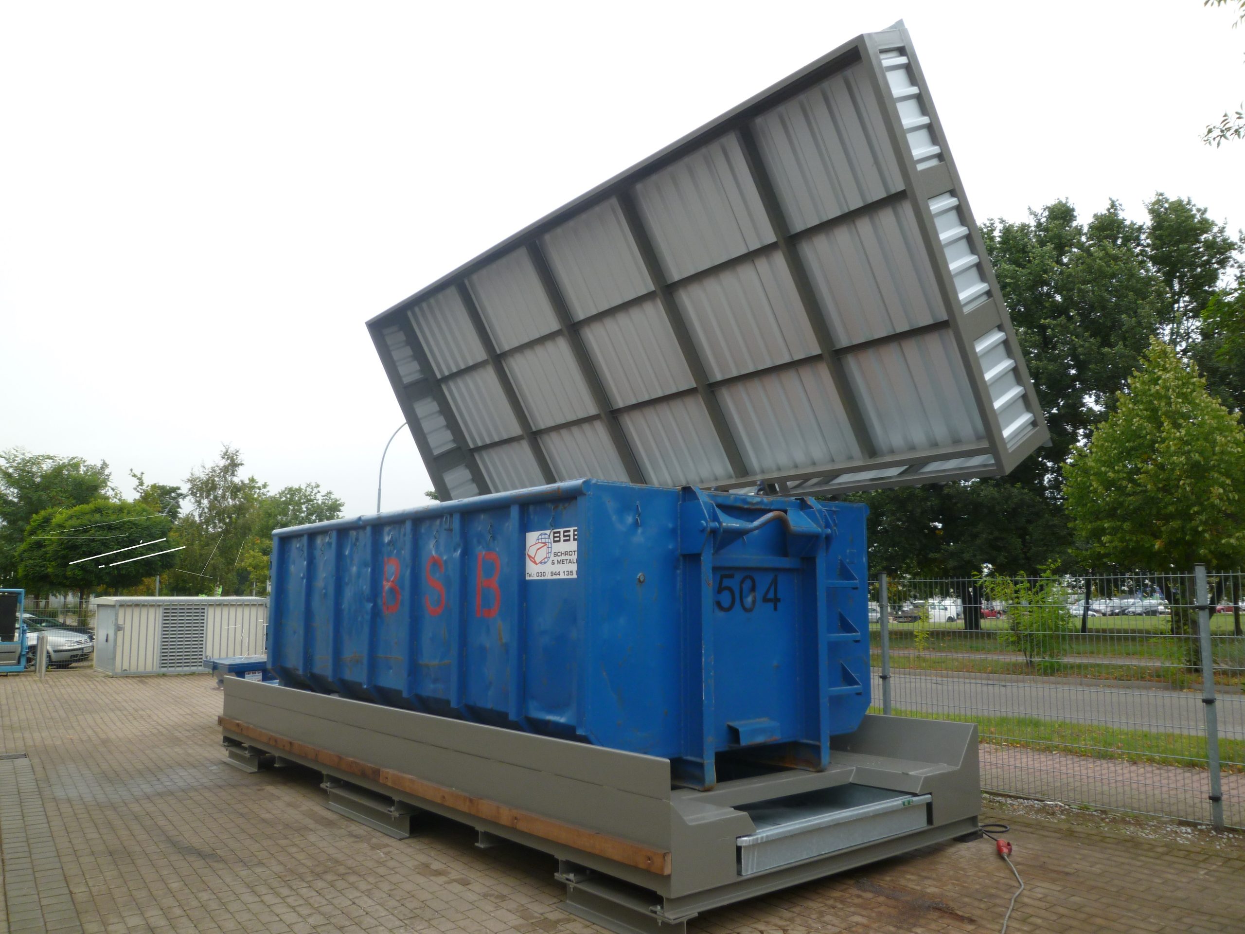 ABNWQ 240 bei RATTUNDE: Sichere Lagerung von Metallspänen und Reststoffen 3 Containerstellplatz ABNWQ 240 bei RATTUNDE im geöffneten Zustand für Metallspäne und Reststoffe