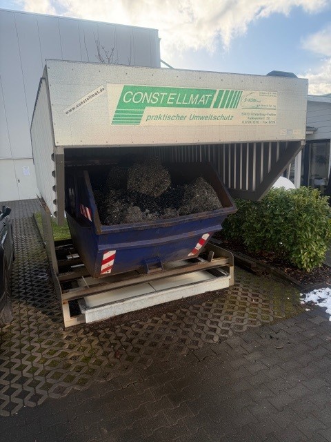 Containerstellplätze, CONSTELLMAT, Containerabdeckung, Containerüberdachung, Muldenabdeckung, Muldenüberdachung, Abrollcontainer Überdachung, Absetzcontainer Überdachung, Containerstellplatz System, modulare Containerstellplätze, überdachte Containerplätze, Wetterschutz Container, Einhausung Container, Container Einhausungssystem, Recyclinghof Überdachung, Wertstoffhof Containerlösung, Entsorgungsplatz Überdachung, Industrie Containerstellplätze, gewerbliche Containerlösungen, Abfallcontainer Schutzsystem, Container Wetterschutzsystem, Müllcontainer Überdachung, Müllplatz Überdachung, Abfallplatz Einhausung, Außenlager Containerüberdachung, Logistik Containerstellflächen, Container Stellplatz Überdachungssystem, nachhaltige Containerlösungen, robuste Containerüberdachung, verzinkte Stahlkonstruktion Container, individuelle Containerstellplätze, flexible Containerüberdachung, modulare Überdachungssysteme, Containerhandling optimieren, Entsorgungslogistik Lösungen