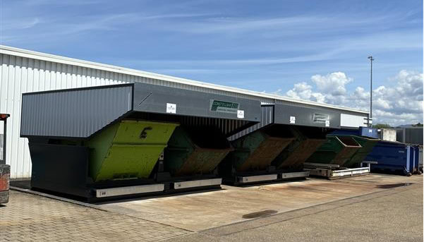 Sicher aufgestellt: Zwei NCLD 100 HS bei KASTO Maschinenbau GmbH & Co. KG 2 Absetzmulden mit CONSTELLMAT Containerstellplätzen
