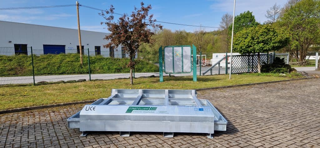 Muldencontainer für wassergefährdende Stoffe 2 Containerstellplatz CONSTELLMAT NCWE 70-140 für die Vordach- oder Hallenagerung von Muldencontainern für die Metallspäne Lagerung - Containerstellplatz CONSTELLMAT - Containerstellplätze - Spänecontainer lagern - Metallspäne Lagerung Metallspäne - Auffangwannensystem - Späneanlage mit WHG-Schutz - Containerabdeckung - Containerüberdachung - Außenlagerung von Spänecontainer - umweltsichere Spänelagerung - Muldencontainer für wassergefährdende Stoffe