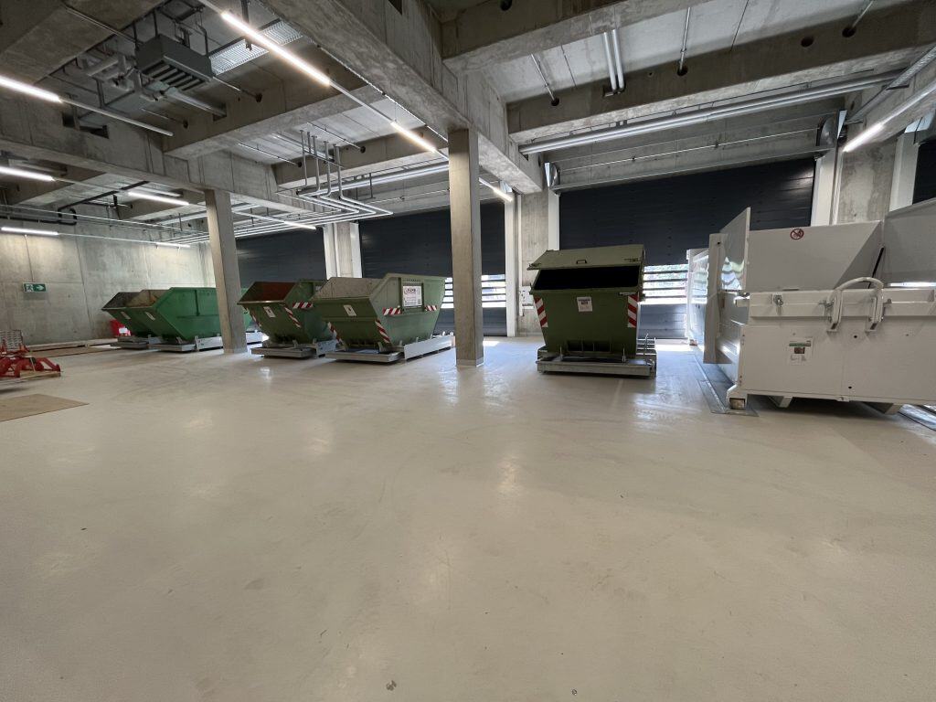 Überdacht. Durchdacht. CONSTELLMAT: Containerstellplätze mit Auffangwannen nach AwSV für Halle & Vordach 4 Containerstellplätze CONSTELLMAT NCWE 70-140 für die Hallenlagerung von Spänen in Absetzmulden