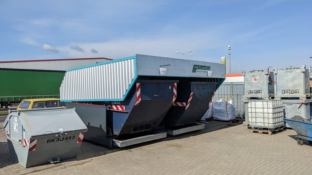 Doppelt geschützt: NCLD 100 HS bei Blade Engineering in Spreenhagen 2 Containerstellplatz CONSTELLMAT vom Typ NCLD 100 HS für zwei Absetzmulden à 12 m³ zur sicheren Lagerung von Produktionsabfällen