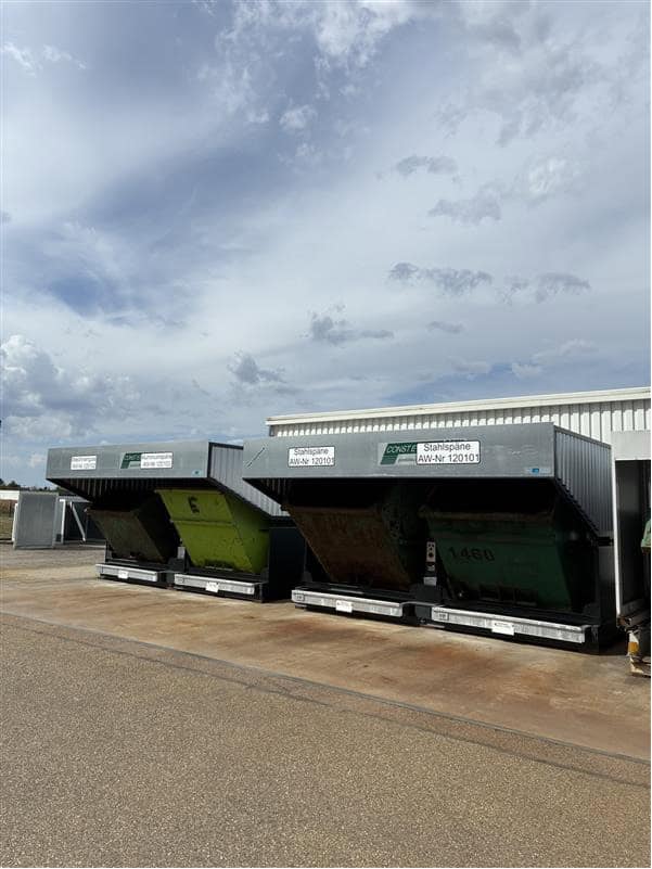 Sicher aufgestellt: Zwei NCLD 100 HS bei KASTO Maschinenbau GmbH & Co. KG 4 Zwei Containerstellplätze CONSTELLMAT mit Absetzmulden